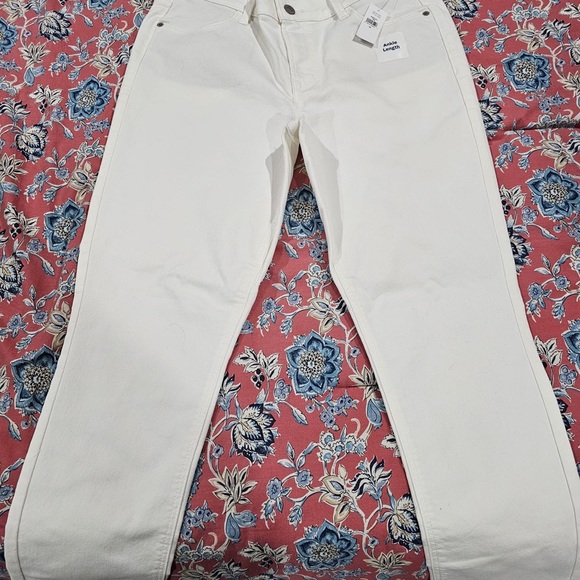 NWT Old Navy super skinny woman’s jeans in white! Never worn! Make offer! - Picture 2 of 2